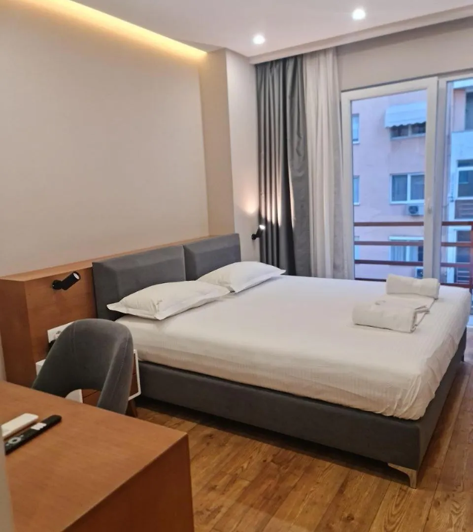 **  Star Hotel astir Yzberishti Albania