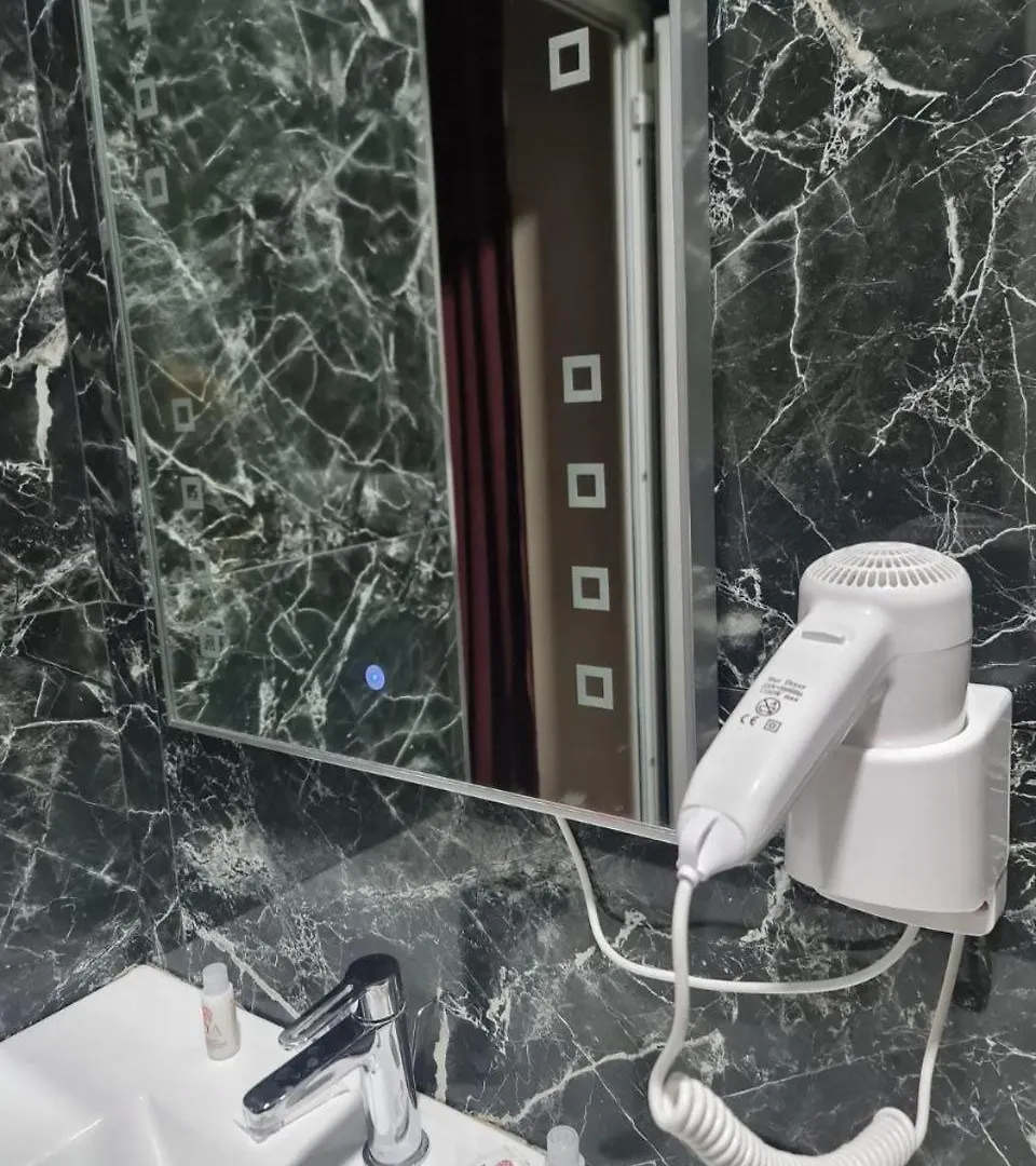 Star Hotel astir Yzberishti