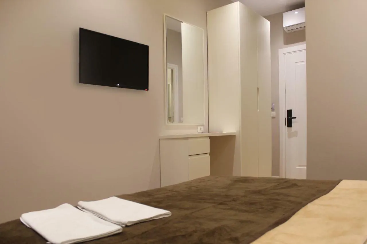 Star Hotel astir Yzberishti